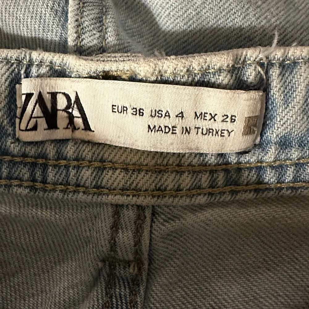 ZARA FLARED RIPPED SLIM FIT high rise JEANS LIGHT-BLUE sz 4 - Picture 12 of 12